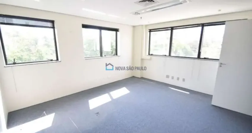 Sala comercial com 200m² com 4 vagas