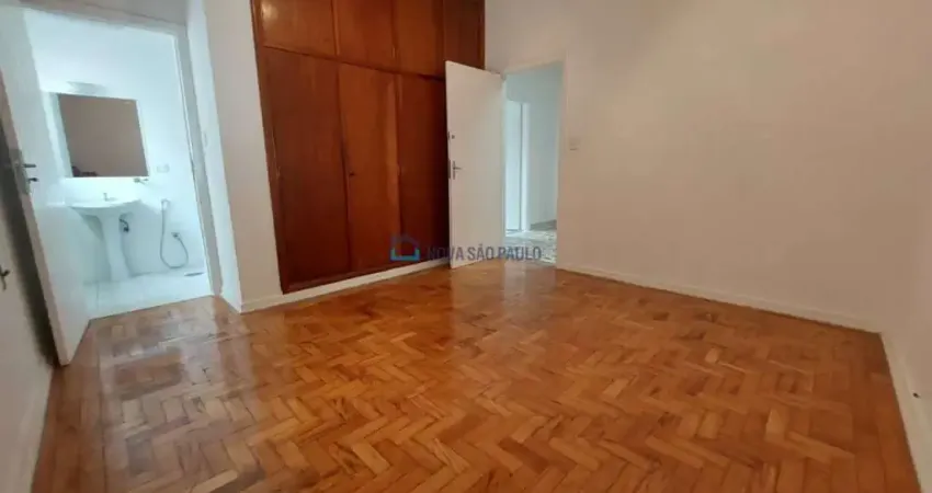 Sobrado na aclimação, 140m², 3 quartos , 1 suíte , 2 vagas , fins comerciais, zona mixta.