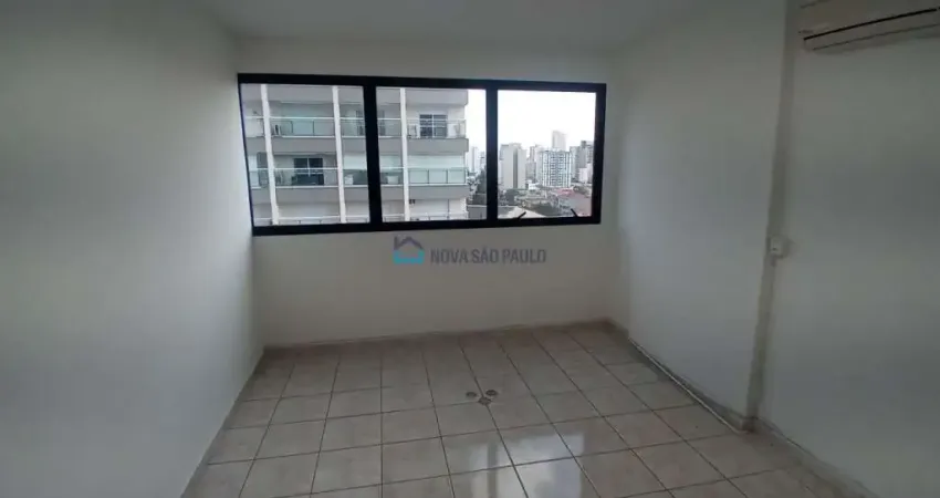 Sala comercial com 60m², 02 banheiros, 1 vaga. A 03 minutos a pé do metrô Praça da Árvore