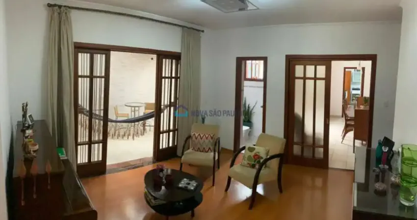 Casa com 3 quartos e 4 vagas na Saude.
