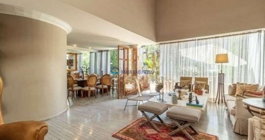 Sobrado à Venda com 500m². Campo Belo. 3 Suítes, 4 Vagas .