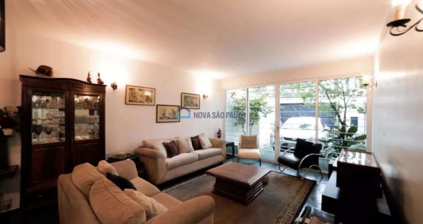 Sobrado 240 m² 3 dormitórios 1 suíte sala cozinha 2 banheiros lavanderia 3 vagas de garagem.