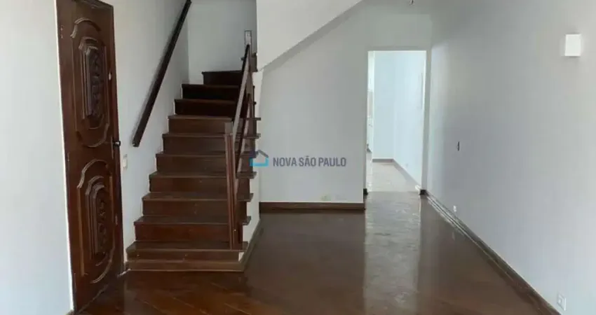 Sobrado com 03 dormitórios na região da Vila Mascote