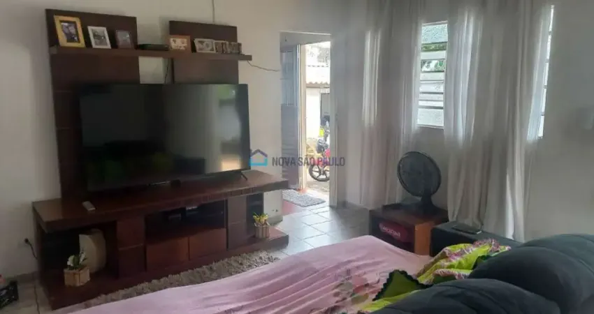 Casa térrea à venda na Vila Santa Catarina com 3 quartos e 2 vagas de garagem.