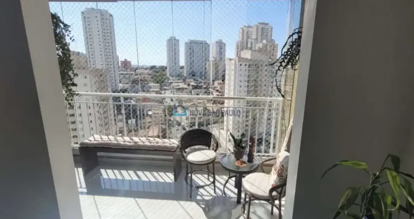 Apartamento de 2 dormitórios, 1 suíte, 1 vaga, armários planejados, em andar alto.