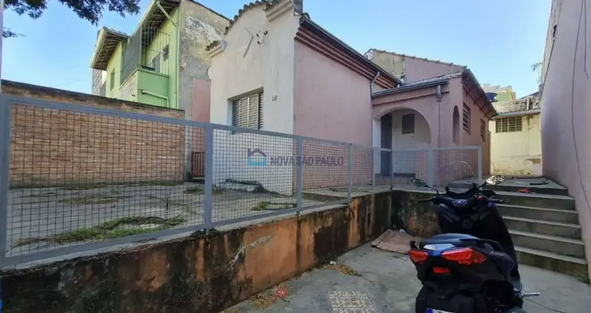 Esta casa térrea está situada na Avenida Gentil de Moura à 500 mts do Metrô Alto do Ipiranga.