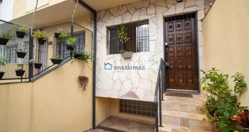 Sobrado com 130m² sendo 3 dormitórios sala cozinha 4 banheiros área de serviço 1 vaga de garagem.