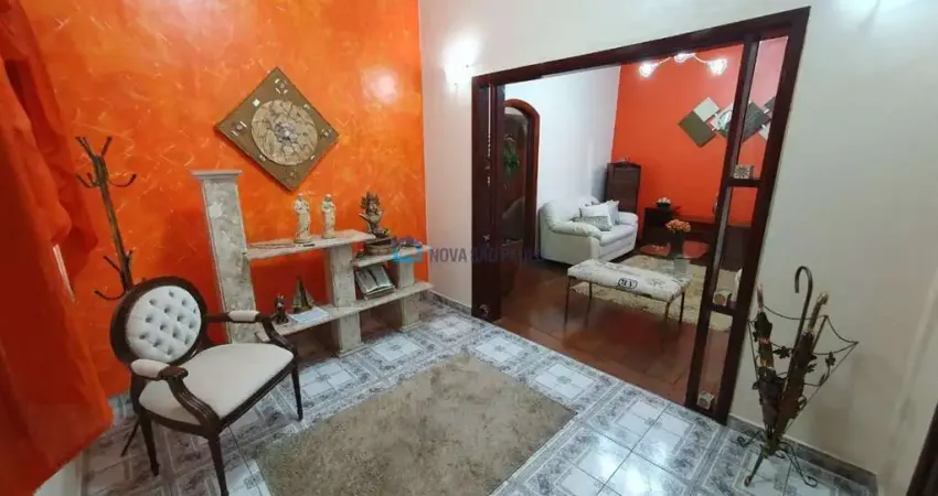 Sobrado com 04 dormitórios na região da Vila Império.