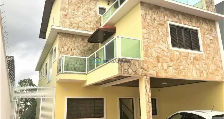 Aceita pet!!! Casa com piscina, 3 suites e 8 vagas em São Caetano.