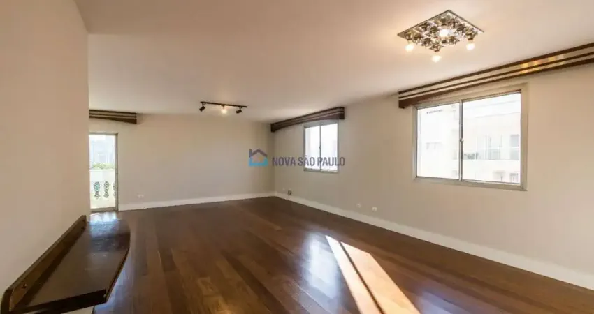 Apartamento de 200 m², com 3 dormitórios, 1 suíte, 3 vagas de garagem