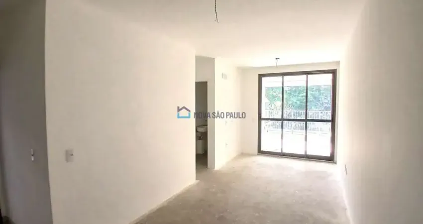Apartamento a venda em Moema/ 2 suites,sala 2 ambientes, 2 vagas , aceita pet, com piscina.