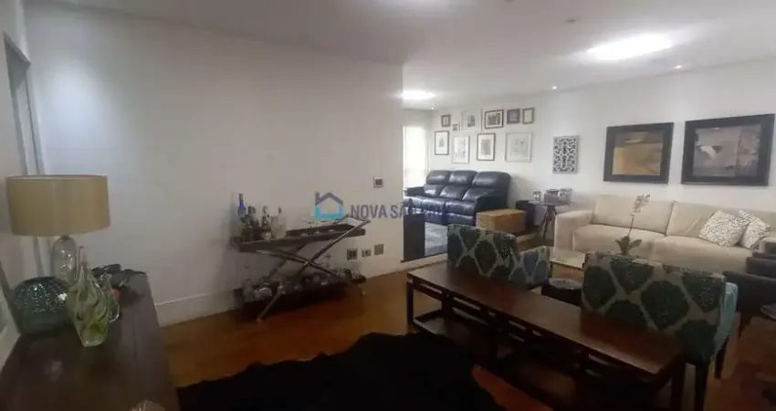 Apartamento à Venda - 3 Quartos, 1 Suíte, 4 Vagas de Garagem - 141m²