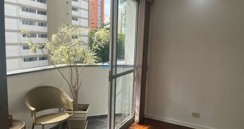 Apartamento com 3 dormitórios em Moema Pássaros