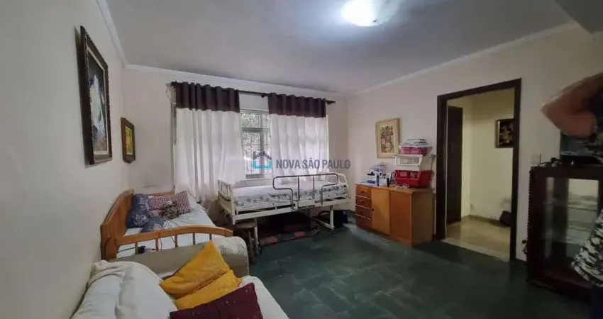 Casa assobradada com 300m², com 03 dormitórios, edícula e piscina, no bairro Parque Jabaquara