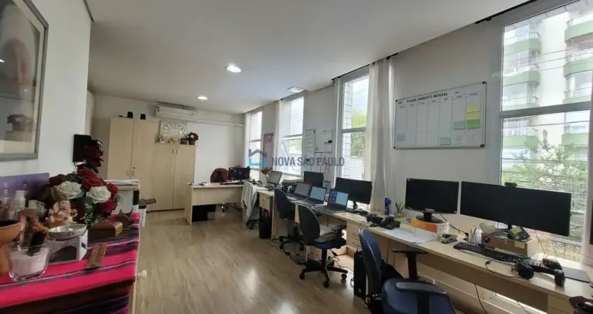 Prédio comercial - 700 m ( 10 min)  metrô São Judas.