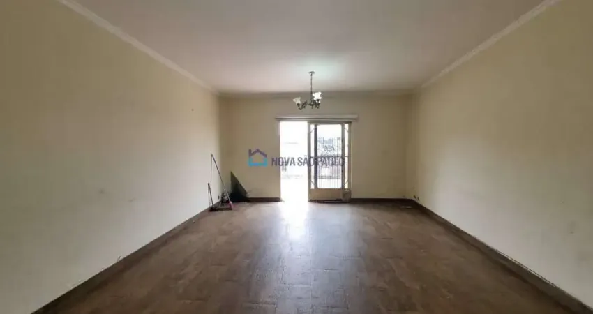 Casa assobradada com 250m2 distribuidos em 03 dormitórios sendo 01 suite e 2 vagas de garagem