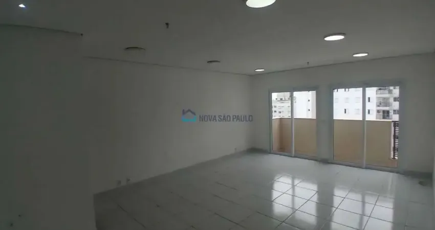 Conjunto Comercial à venda na Saúde com 1 vaga e pronto para entrar.