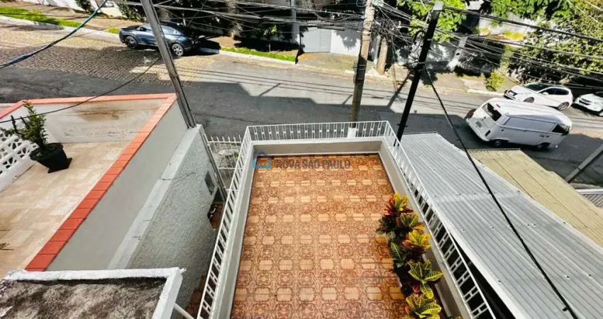 Casa assobrado na rua itapiru, a 450 metros do metrô saúde, com um quital que é uma charme.