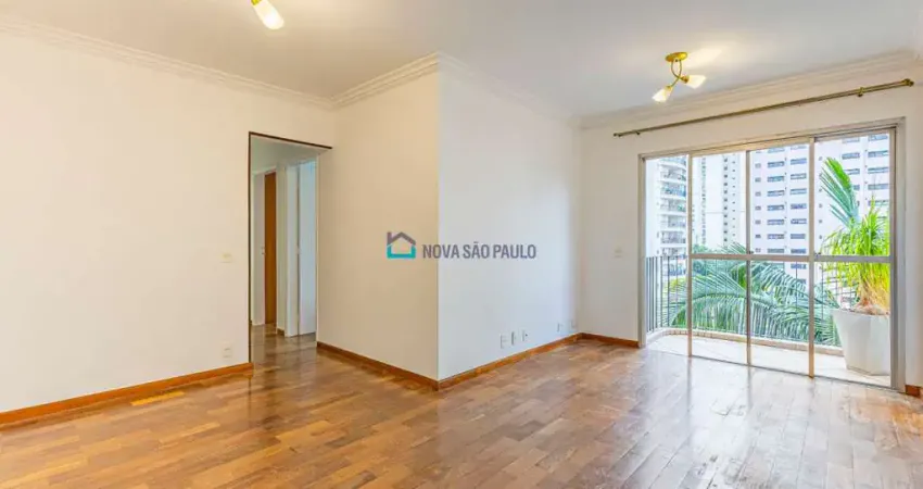Apartamento com 3 quartos, uma sacada  à venda  em Moema.