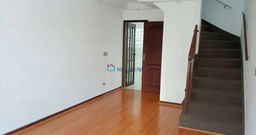 Sobrado à venda na Chácara Inglesa com 2 quartos e 2 vagas.