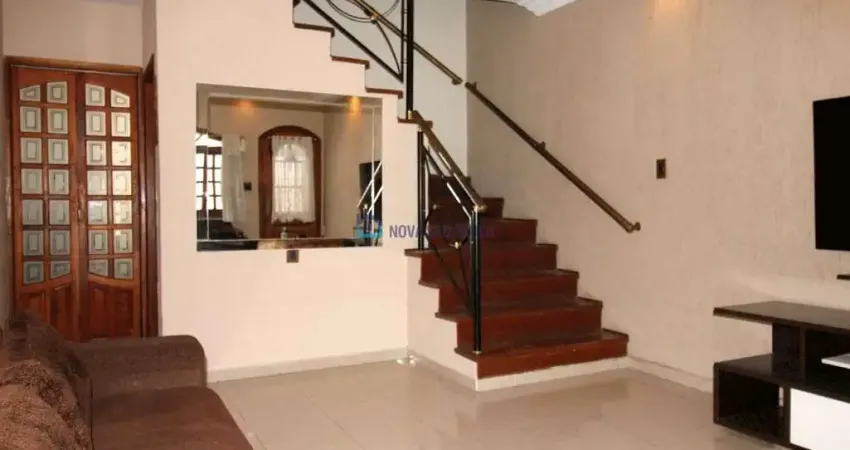 Sobrado à venda Vila Gumercindo - 2 quartos - 2 vagas - Quintal! 160 m² área construída.