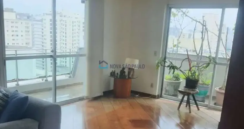 Apartamento em Moema Pássaros com 210m², 04 dormitórios sendo 02 suites e 03 vagas de garagem.
