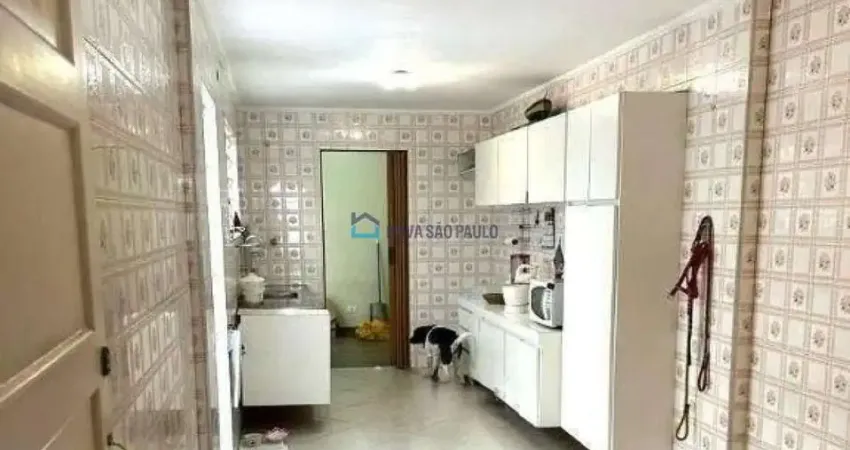 Sobrado à Venda na Vila Mariana - 3 Quartos e 185 m² por R$ 900.000