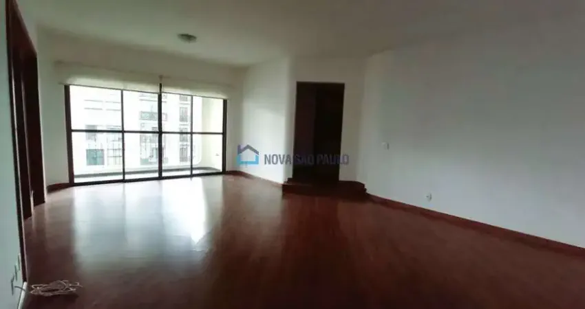 Venda. Moema Índios. Apartamento com 156m². 3 suítes. 2 vagas.