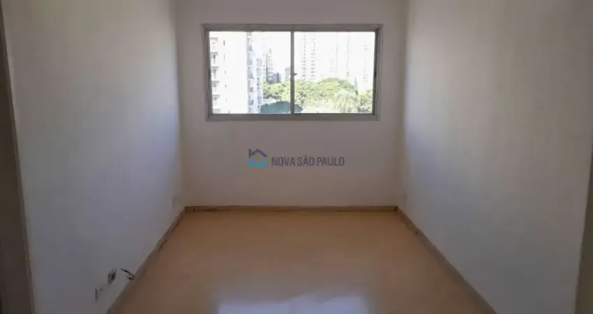 Apartamento metrô Saúde, vago, próximo a escolas, bancos, supermercados , padarias, drogarias.