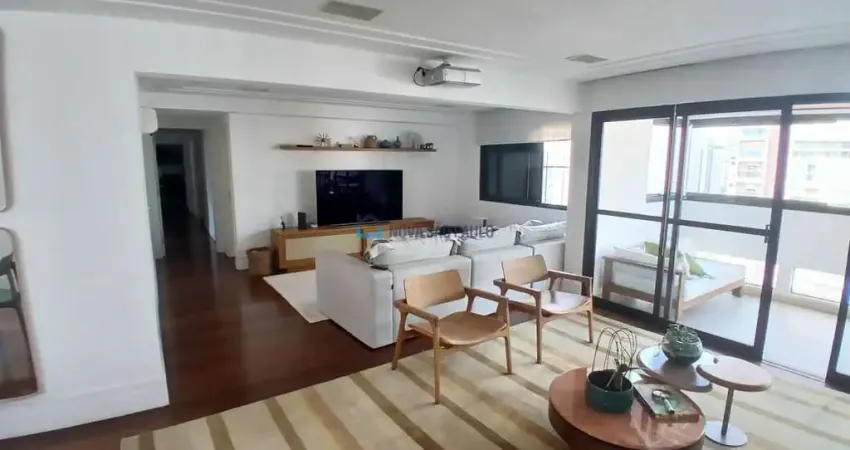 Apartamento em Moema com 230m², com 03 dormitórios, sendo 03 suites e 4 vagas de garagem