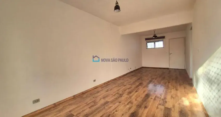 Apartamento à venda na Saúde, com 1 dormitório, 40m² com garagem à 180 metros do metrô Saúde!