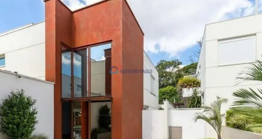 Casa em condomínio no Brooklin, com 680m², 4 dormitórios, todas suítes.