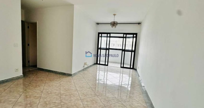 Apartamento a 100 metros do metro saúde, com 3 dormitórios e 2 vagas de garagem.
