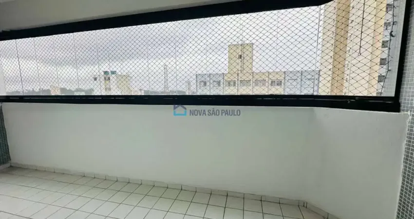 Apartamento a 100 metros do metro saúde, com 3 dormitórios e 2 vagas de garagem.