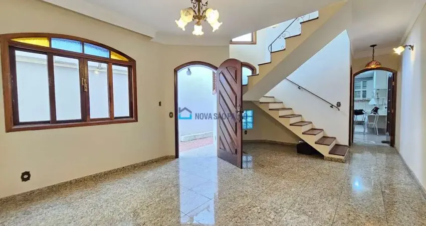 Sobrado à Venda com 4 Quartos e 4 Vagas, 295 m² (JARDIM ORIENTAL)
