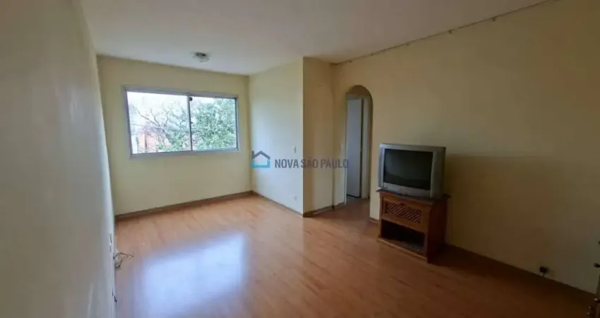 Apartamento à venda ao lado da Estação de Metrô Praça da Árvore com 2 quartos e 1 vaga de garagem.