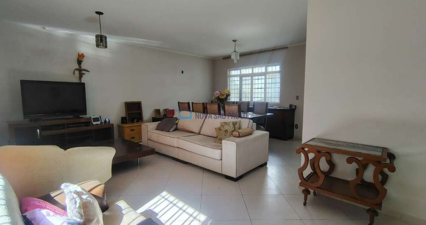 Casa Térrea à venda, com 3 quartos, 1 suíte e 4 vagas