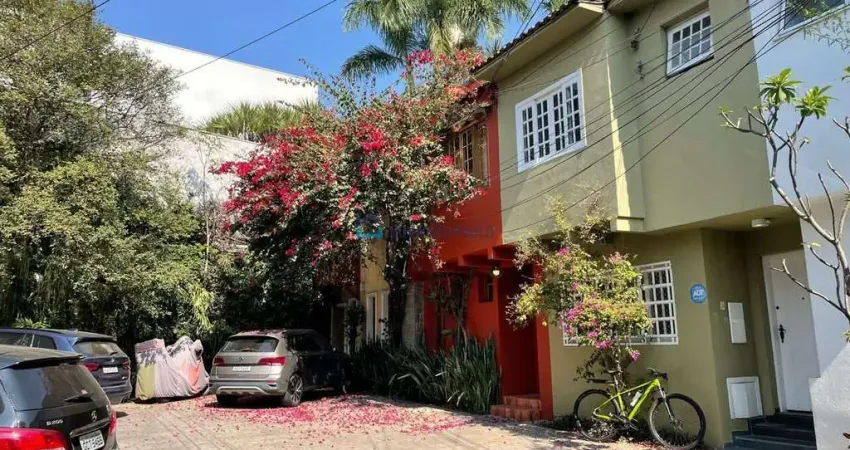 Casa de vila totalmente reformada (1º uso) com piso monolítico nas áreas molhadas, nos Jardins!