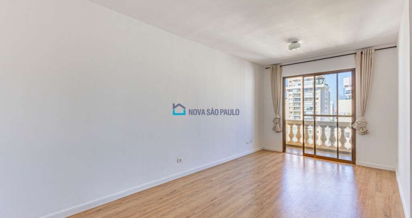 Apartamento com sacada  3 quartos sendo 1 suíte à venda em Vila Clementino.