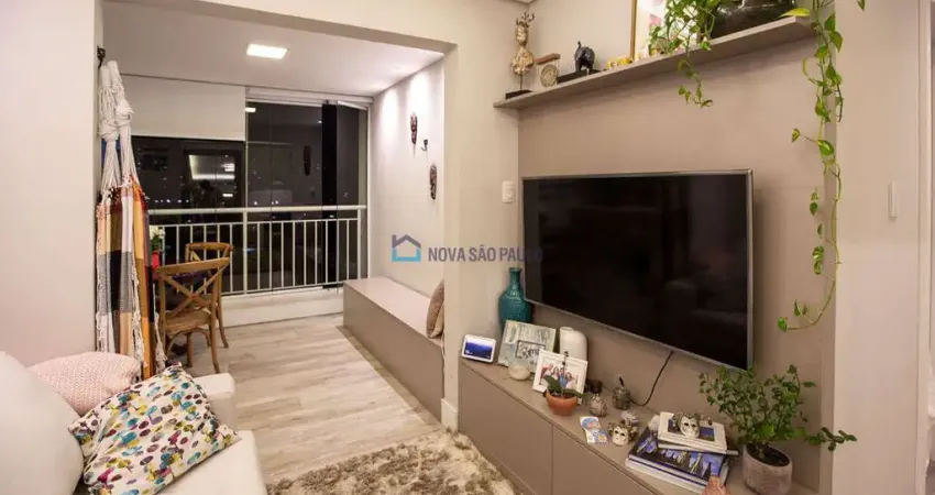Apartamento à venda com 2 dormitórios e varanda no bairro Saúde em SP