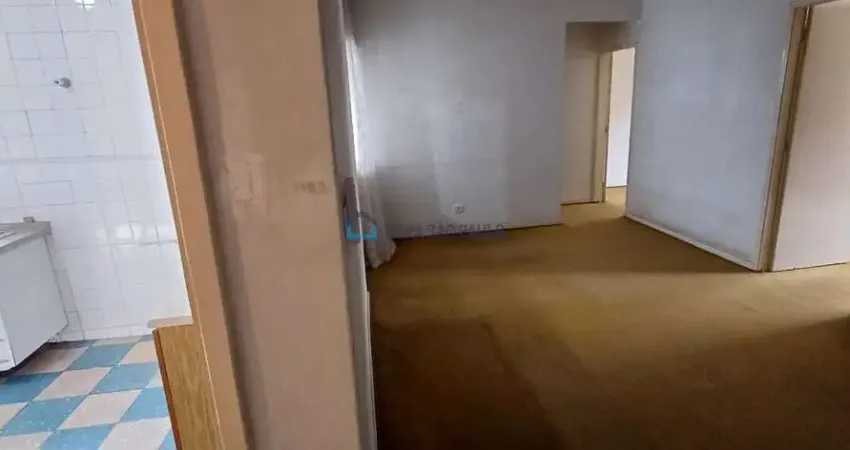 Apartamento para reforma (valor considera estado atual) com 2 quartos e vaga na Bela Vista!
