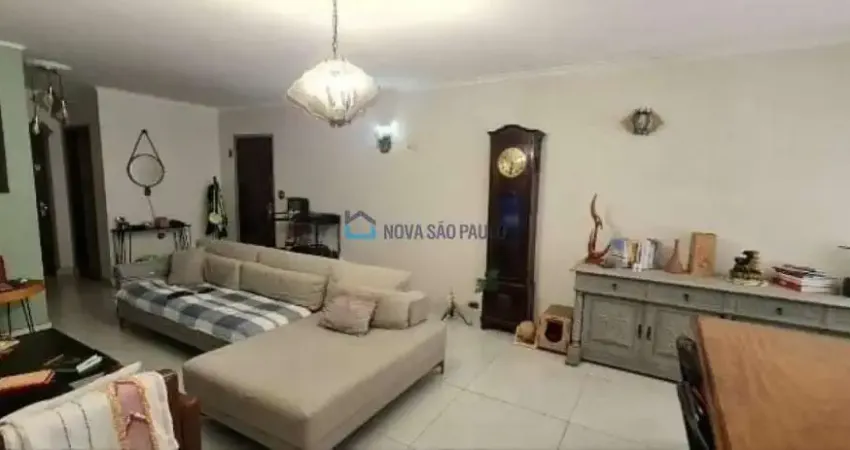 Sobrado à venda no bairro Vila Guarani de 4 dormitórios, 6 banheiros e 4 vagas
