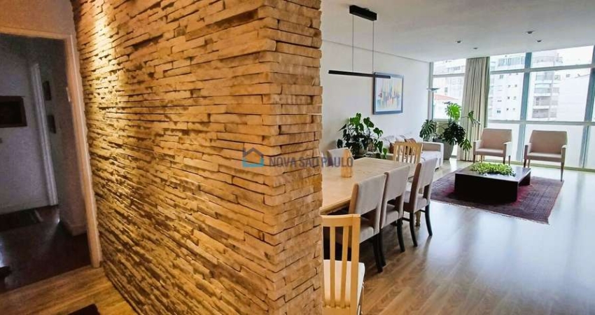 Apartamento amplo, reformado e decorado na Av Angélica!