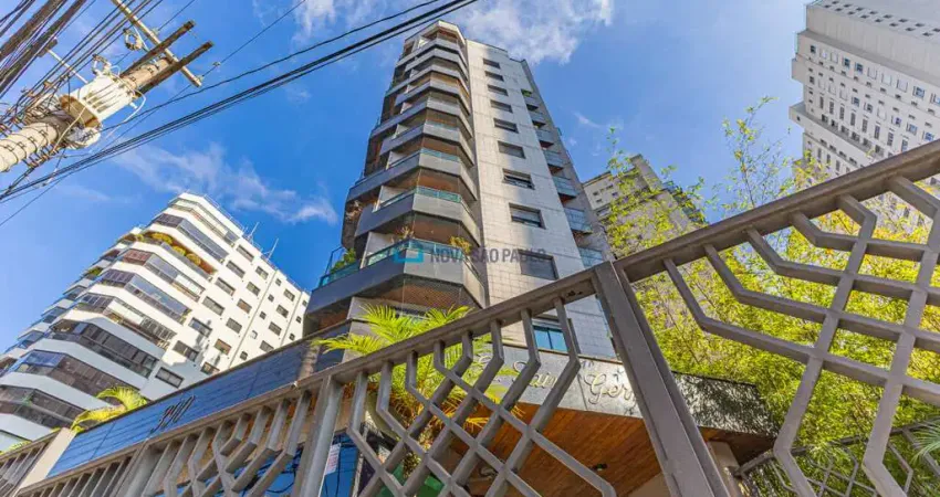 Venda. Moema Pássaros. Apartamento com 198m². 3 suítes, 3 vagas