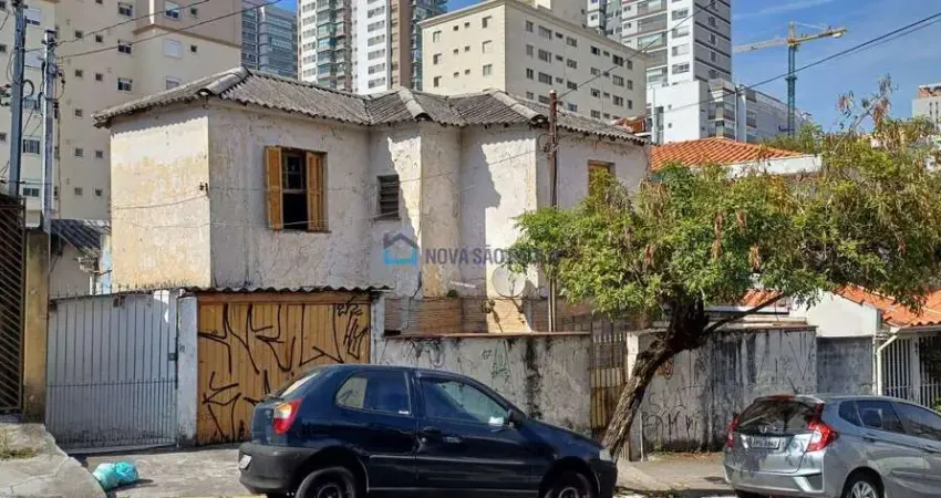 Terreno com construções não consideradas (venda da área) no Alto do Ipiranga!