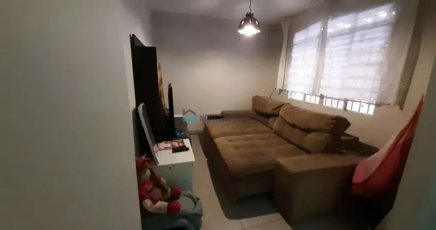 Sobrado à venda 200m² 2 quartos, 2 banheiros e 4 vagas de garagem.