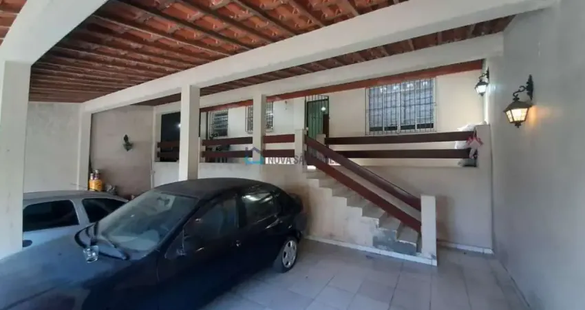 Sobrado à venda 200m² 2 quartos, 2 banheiros e 4 vagas de garagem.