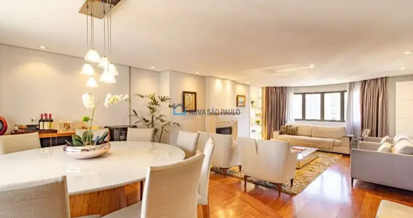 Apartamento com 3 suítes e 3 vagas à venda em Moema