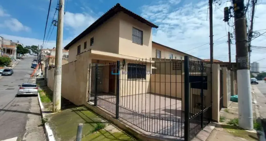 Casa à venda na Vila Brasilina com 3 quartos e 2 vagas de garagem.
