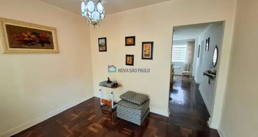 Casa à venda na praça da árvore 3 quartos amplos, 2 vagas e 200m², perto do metrô.
